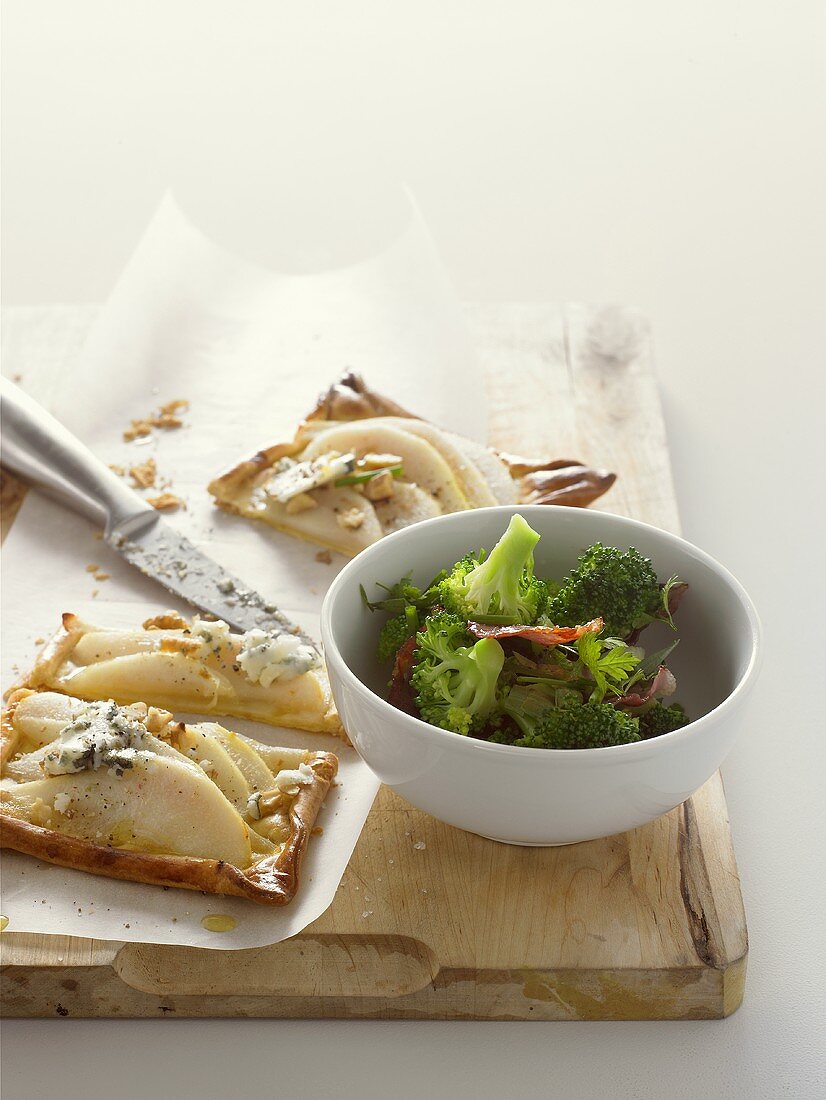 Birnen-Tarte mit Roquefort und Brokkoli-Speck-Salat