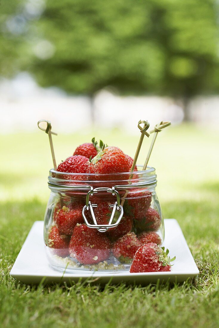 Frische Erdbeeren mit braunem Zucker und Limette