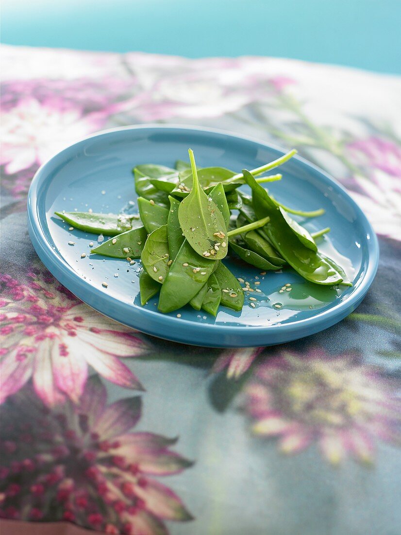 Mangetout and spinach salad with sesame seeds