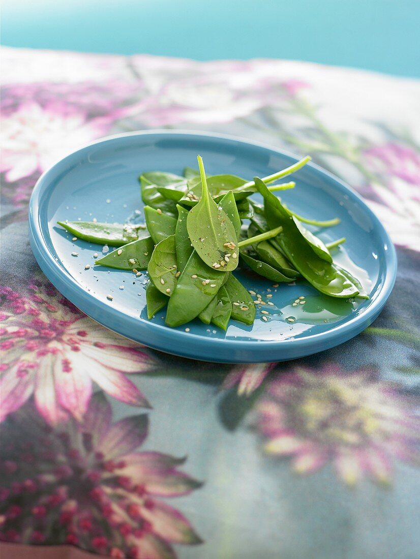 Zuckerschoten-Spinatsalat mit Sesam