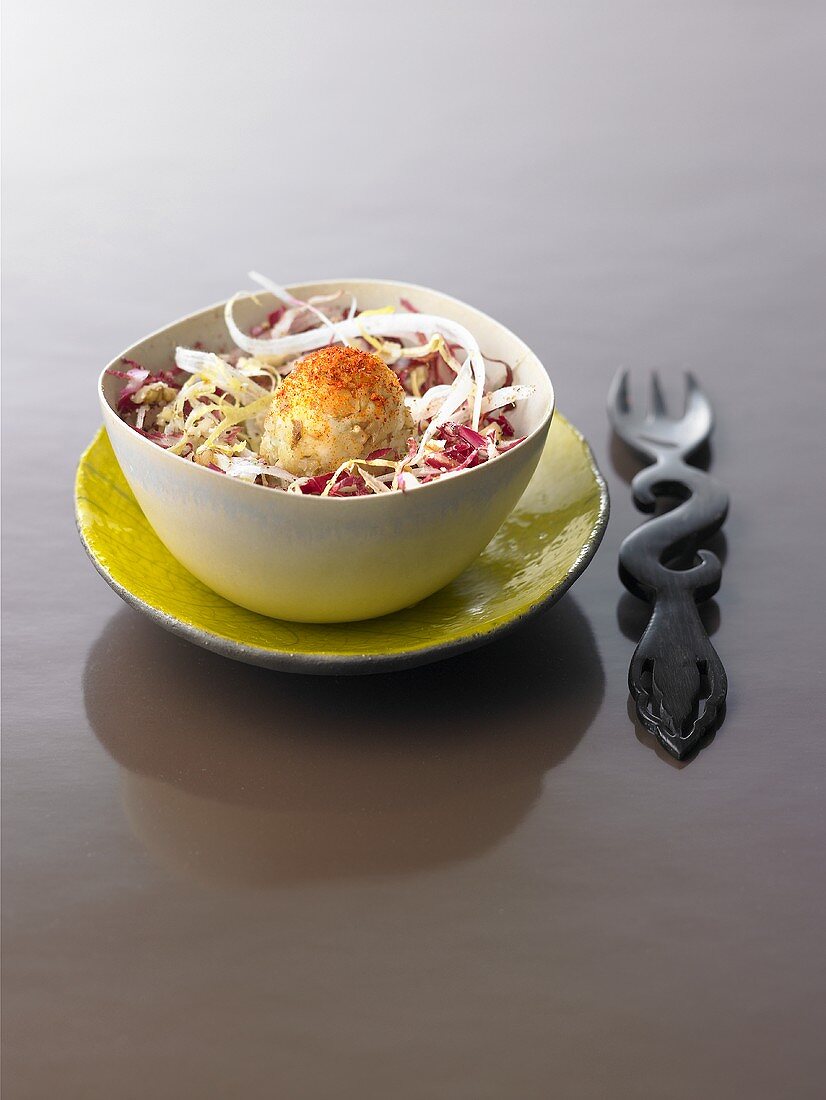 Chicoreesalat mit Roquefort-Nuss-Bällchen und Senfdressing