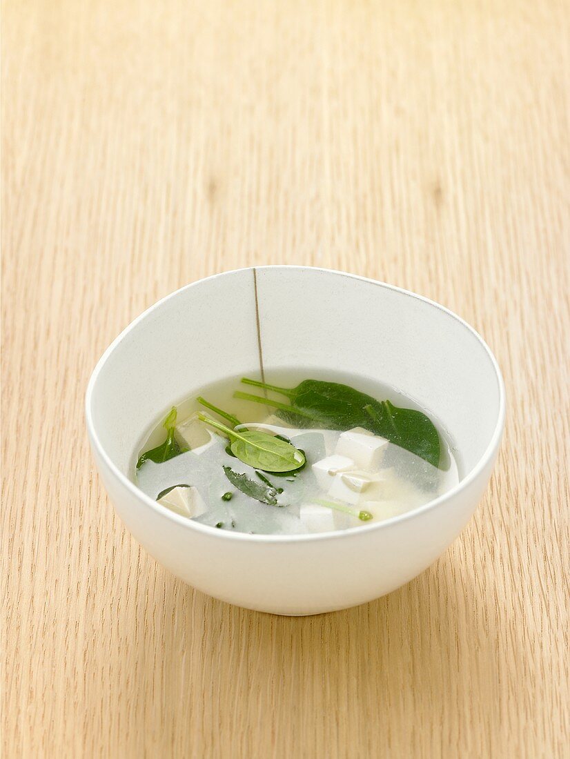Clear broth with spinach and tofu