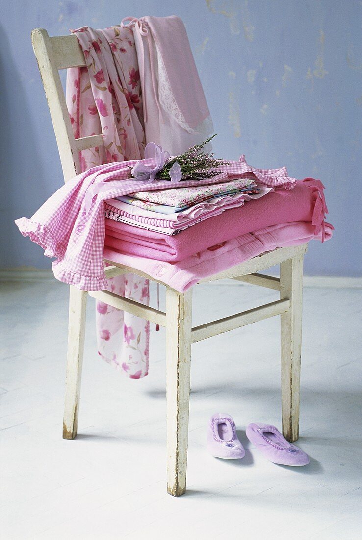 Holzstuhl mit Decken und Wäsche