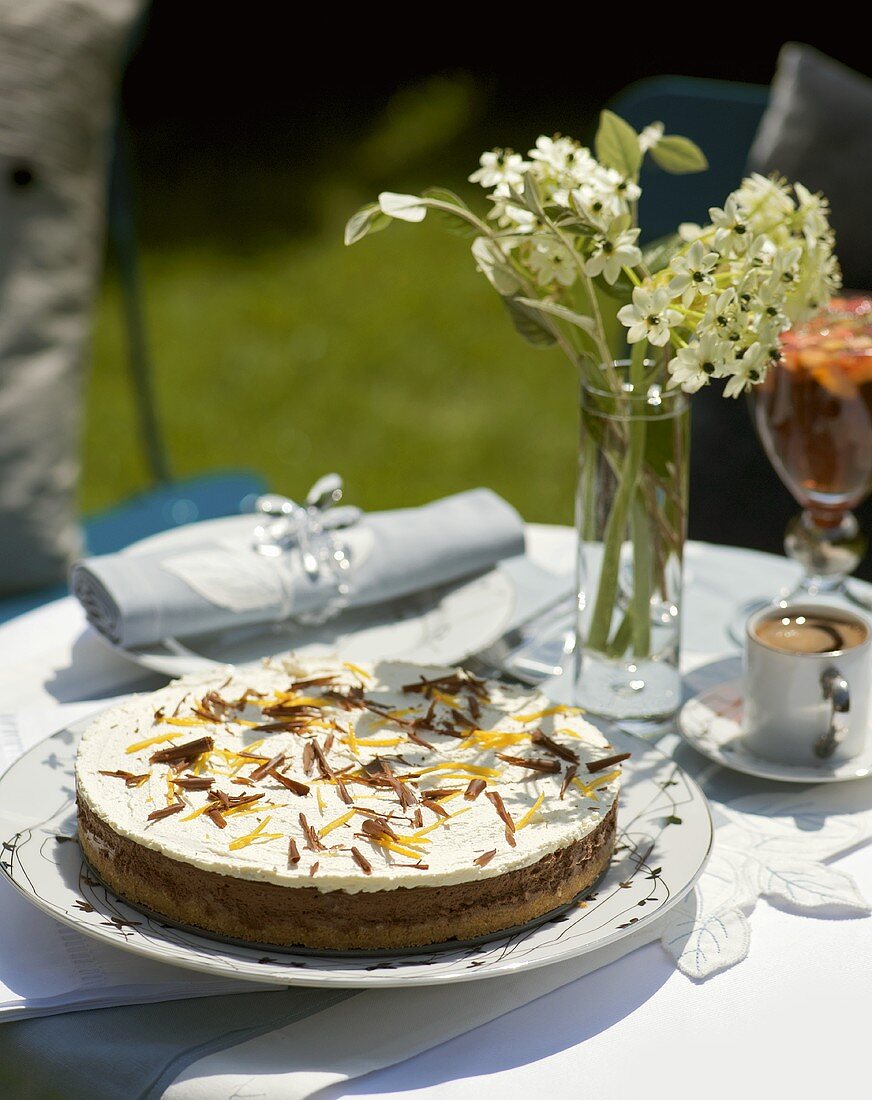 Schokoladen-Orangen-Käsekuchen auf einem Gartentisch