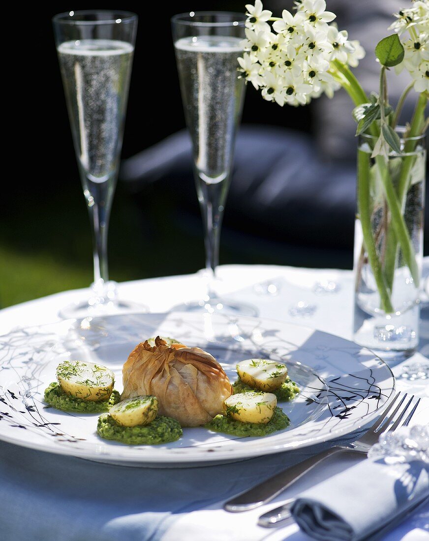 Lachs im Filoteigsäckchen gebacken mit Erbsen-Kresspüree