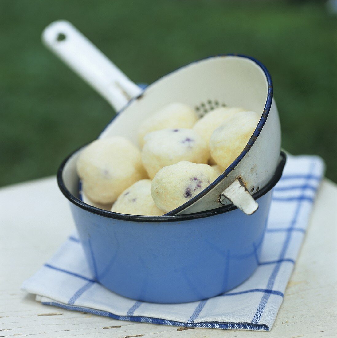 Heidelbeerknödel in einem Küchensieb