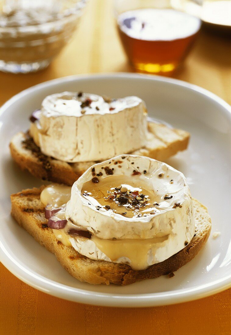 Gebackener Toast mit Käse, Zwiebeln und Honig