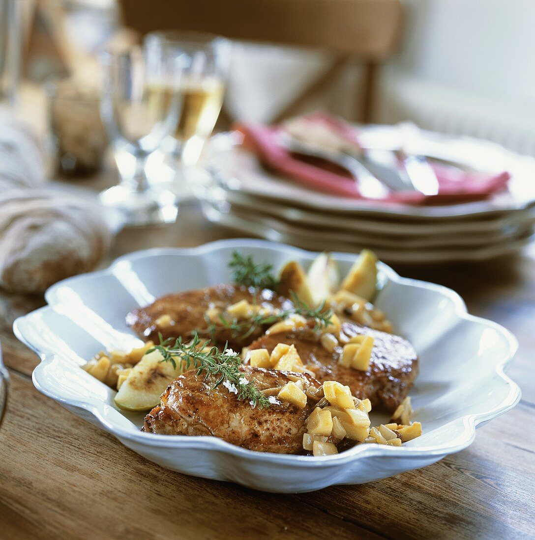 Fried pork medallions with apples and thyme