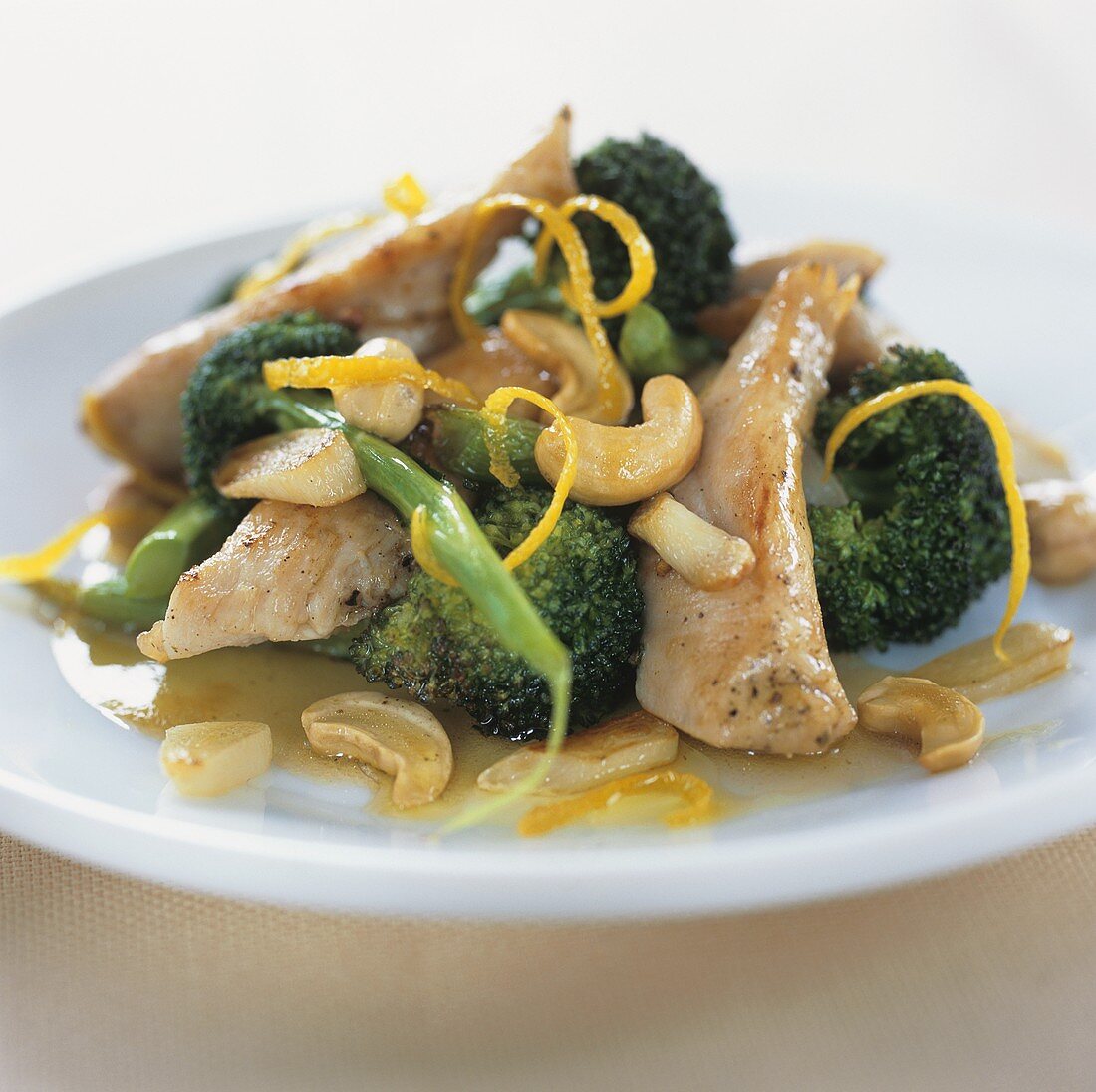 Fried chicken strips with broccoli and cashew nuts