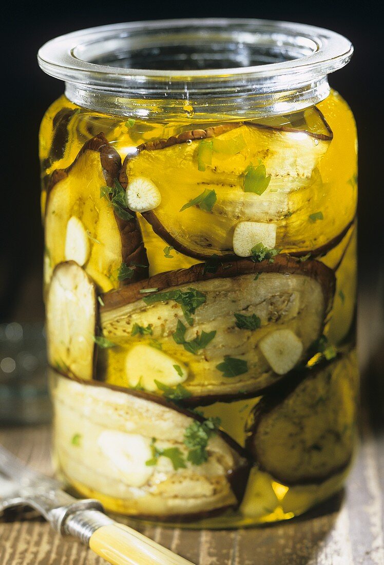 Aubergines preserved in oil with garlic