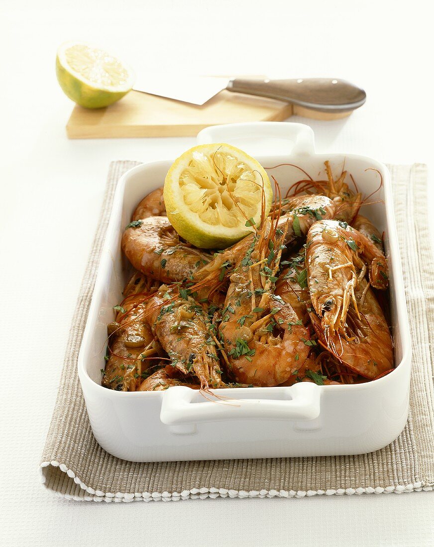 Fried prawns with squeezed lemon