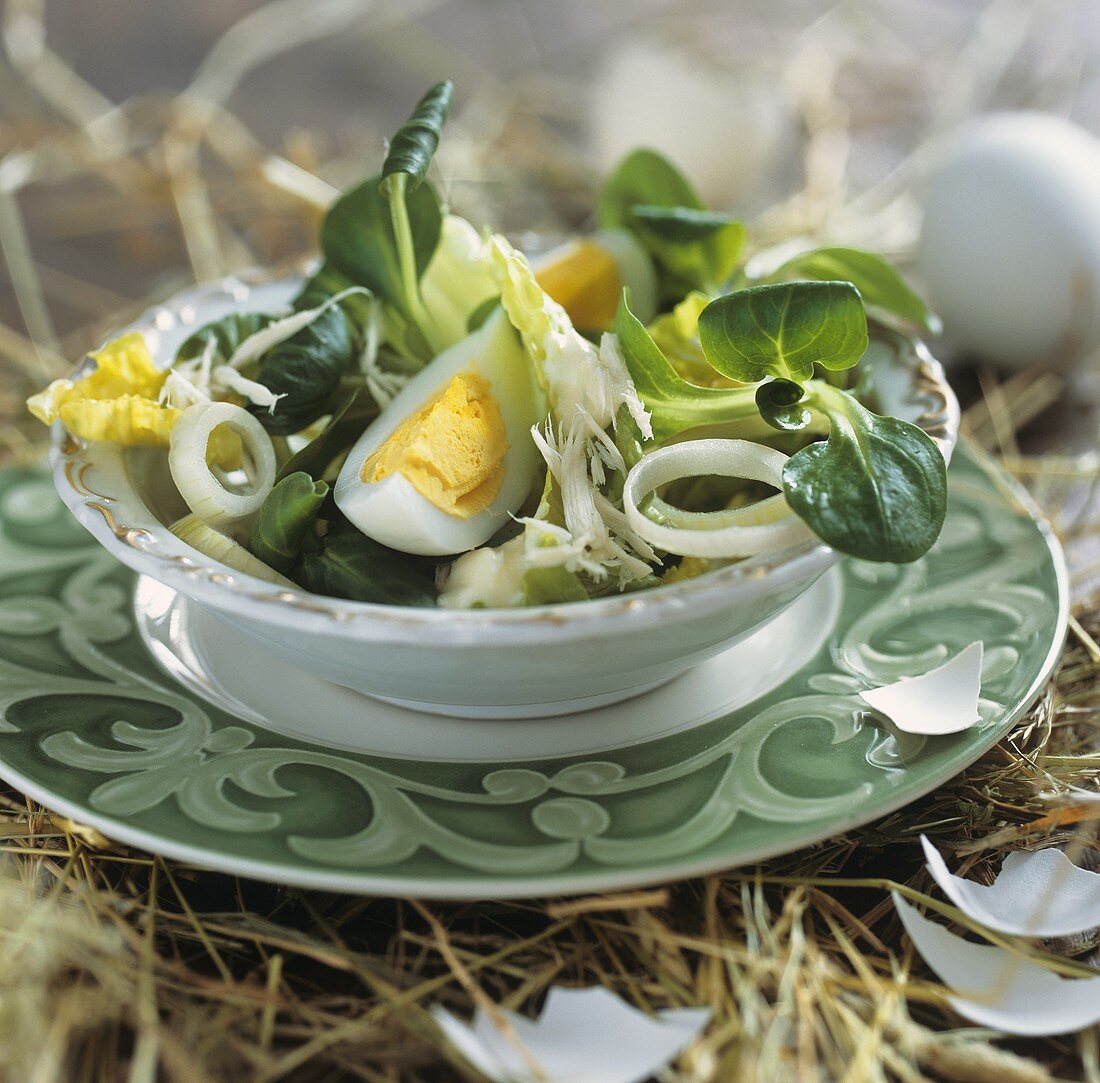 Blattsalat mit Ei und Meerrettich zu Ostern