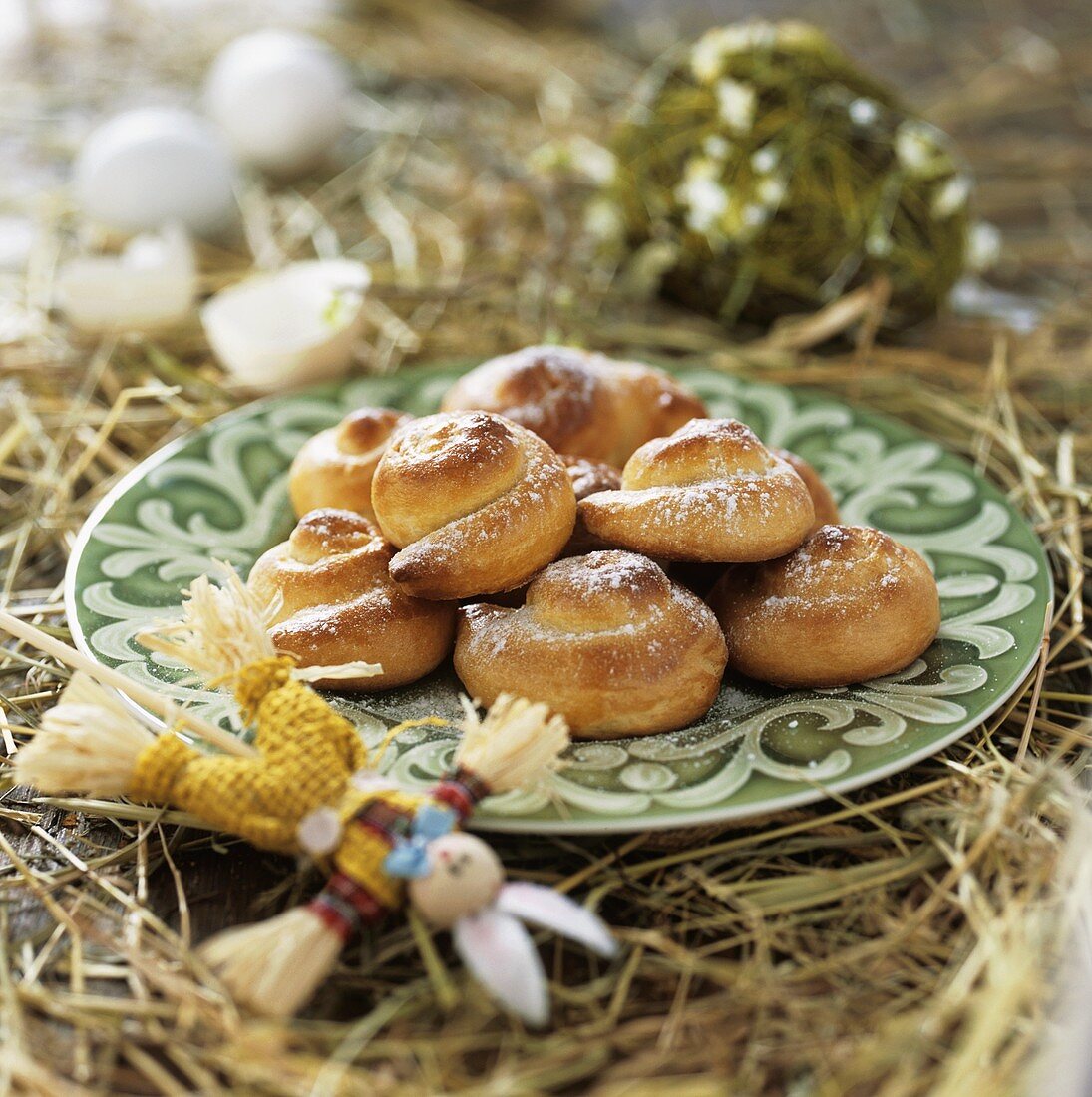 Hefeschnecken auf einem Teller zu Ostern