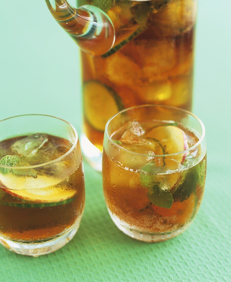 Cider Pimms in einer Karaffe und drei Gläsern