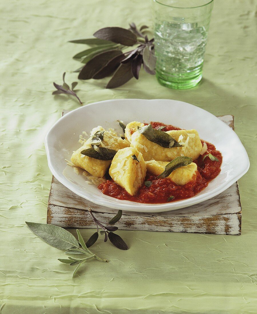 Wickelklösse auf Tomatensauce mit Salbei und Parmesan