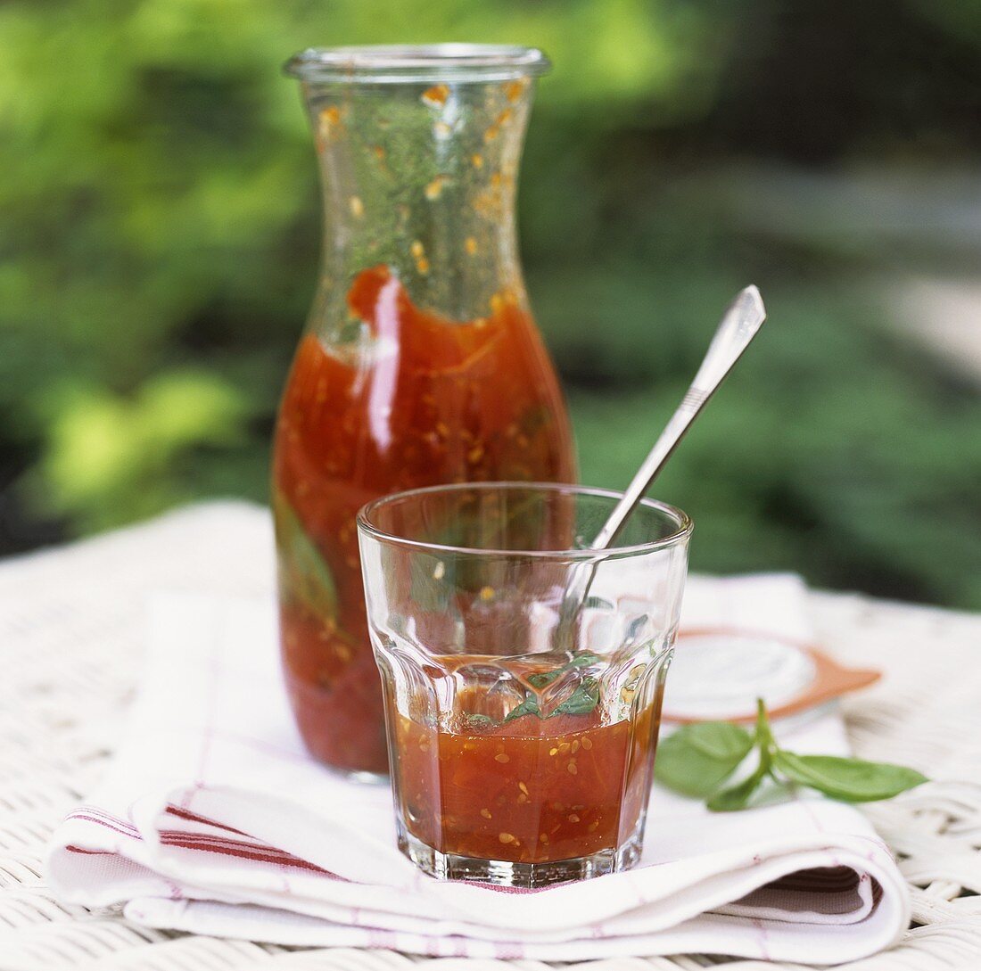 Tomatensauce in einer Karaffe und einem Glas