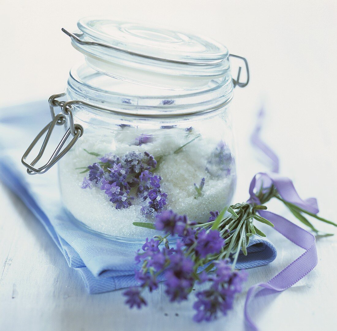 Lavendelzucker in einem Einmachglas