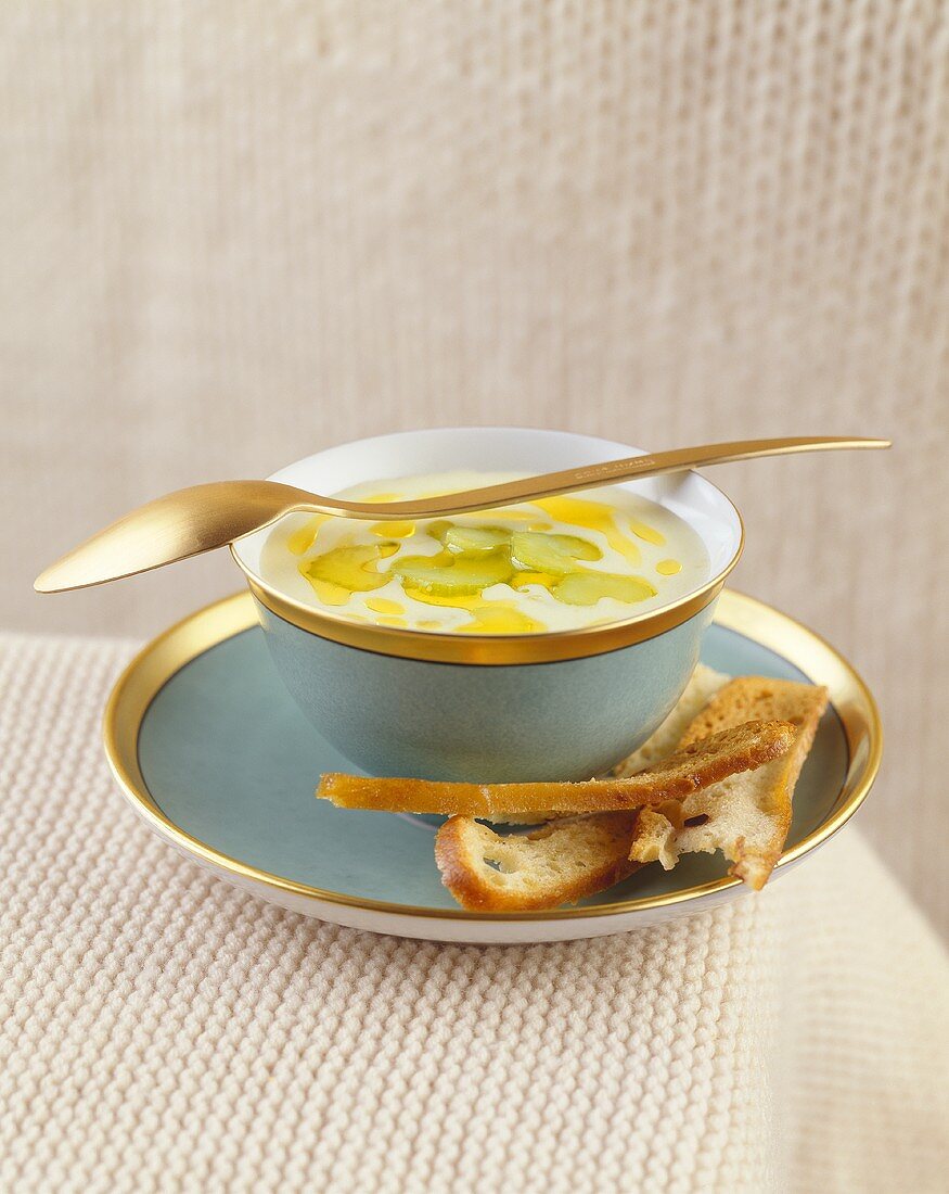 Selleriecremesuppe mit Olivenöl und Röstbrot