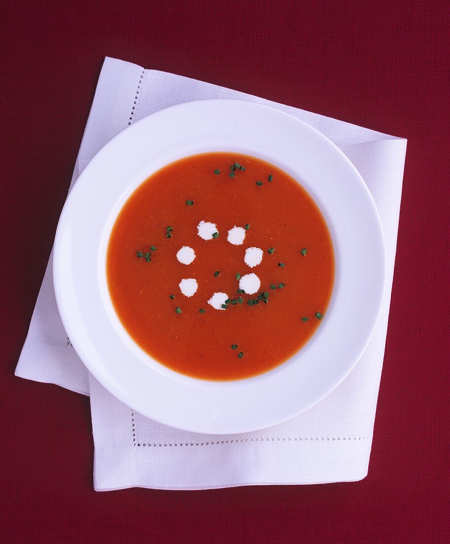 Ein Teller Tomatensuppe mit Sahne