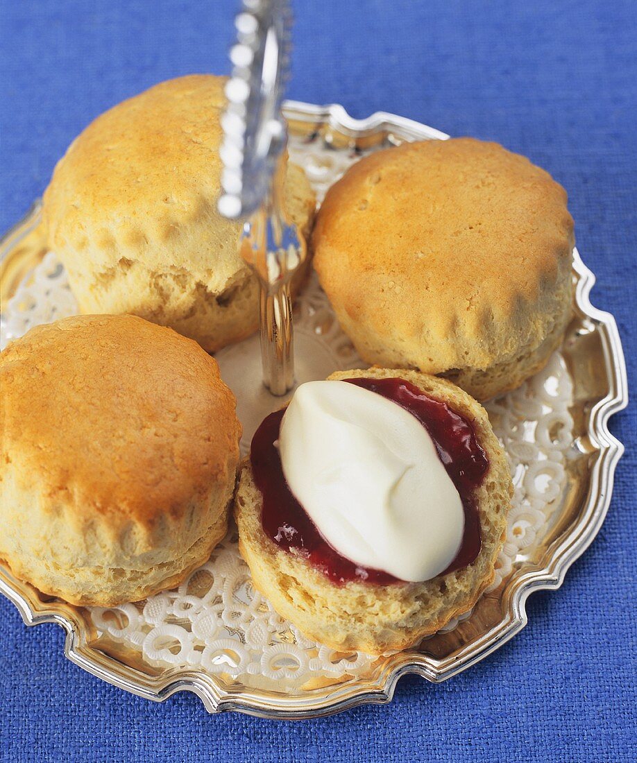 Scones mit Konfitüre und clotted cream