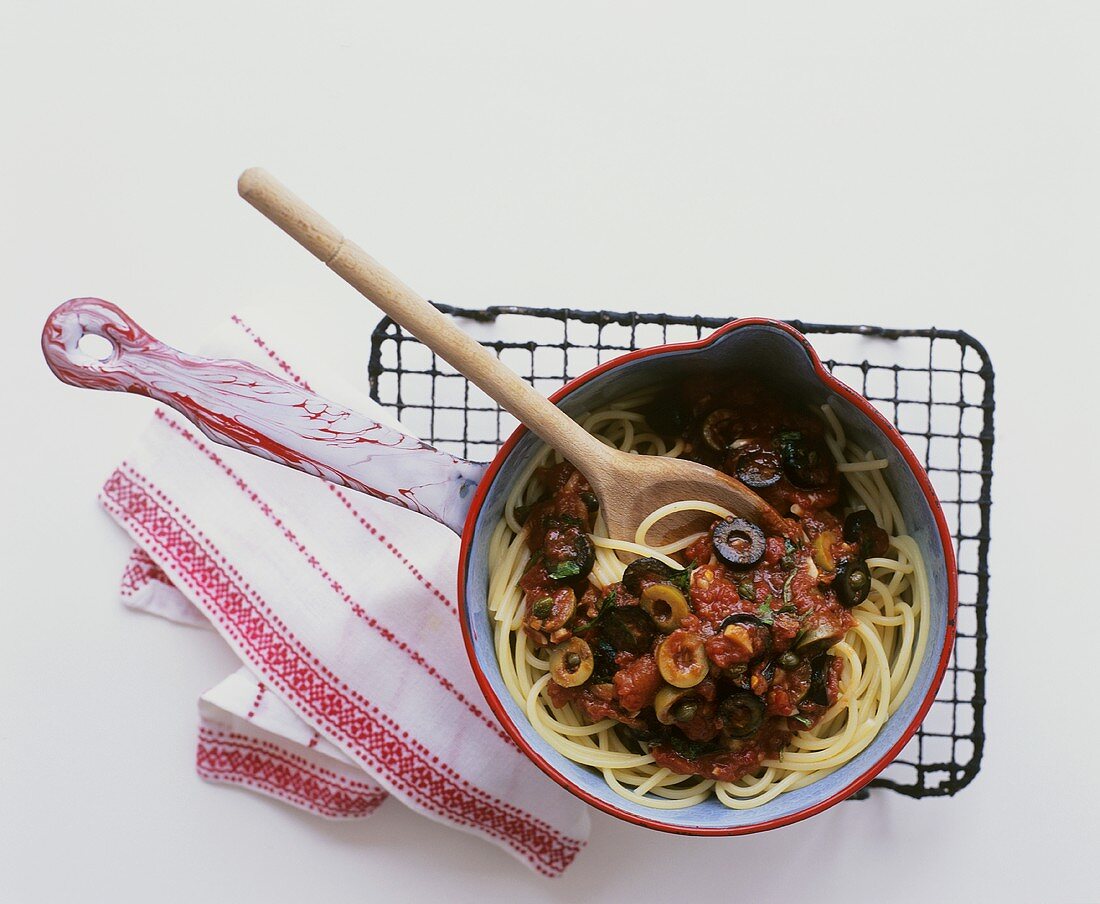 Spaghetti mit Tomaten-Sardellensauce und Oliven