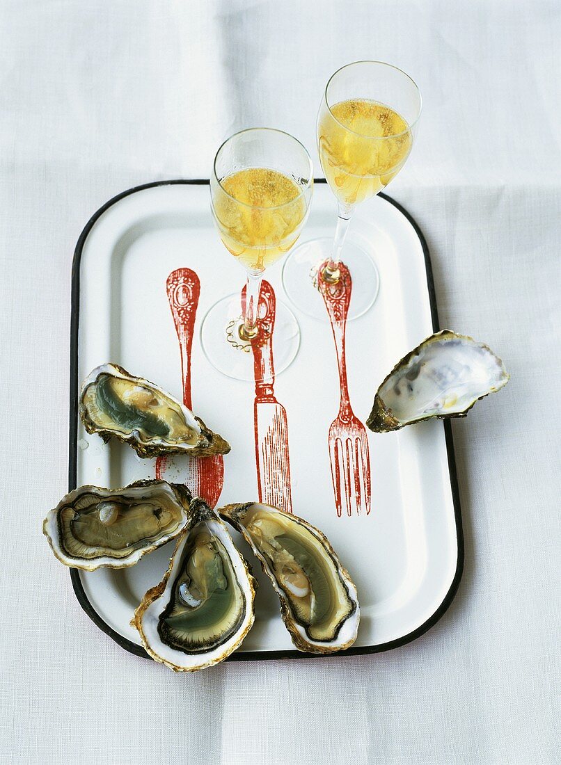 Oysters with two glasses of champagne