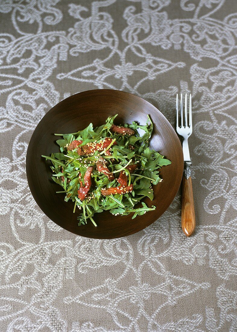 Rucolasalat mit mariniertem Rindfleisch und Sesam