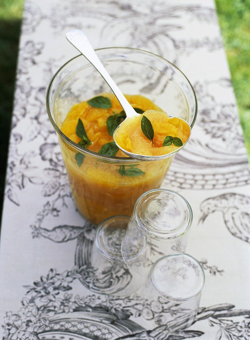 Orangen-Grapefruitsalat mit Minze in einem Glas