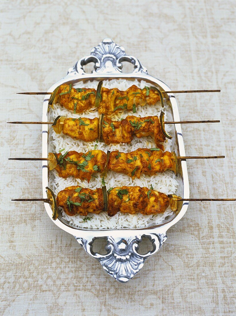 Gegrillte Hähnchen-Tikka-Spiesse auf Reis