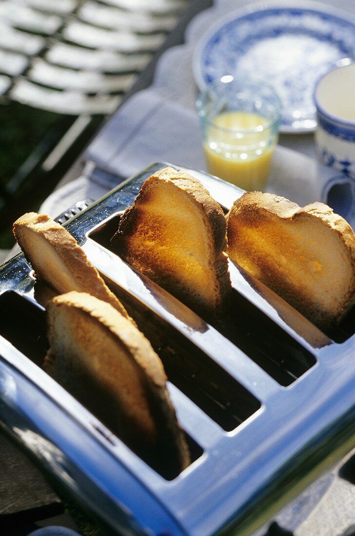 Toaster mit getoastetem Brot zum Frühstück