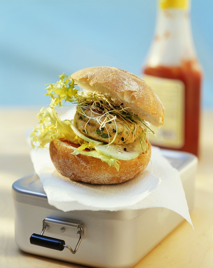 Hähnchenburger mit Salat und Sprossen auf einer Lunchbox
