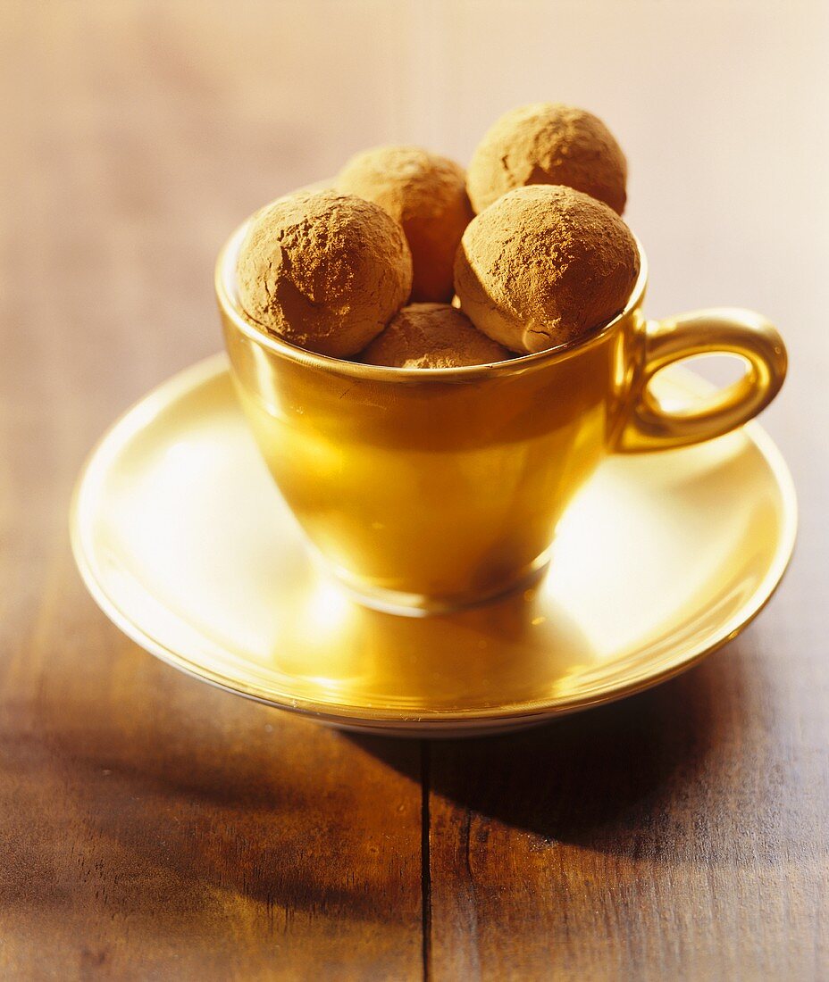 Kastanien-Schokoladentrüffel in goldener Tasse