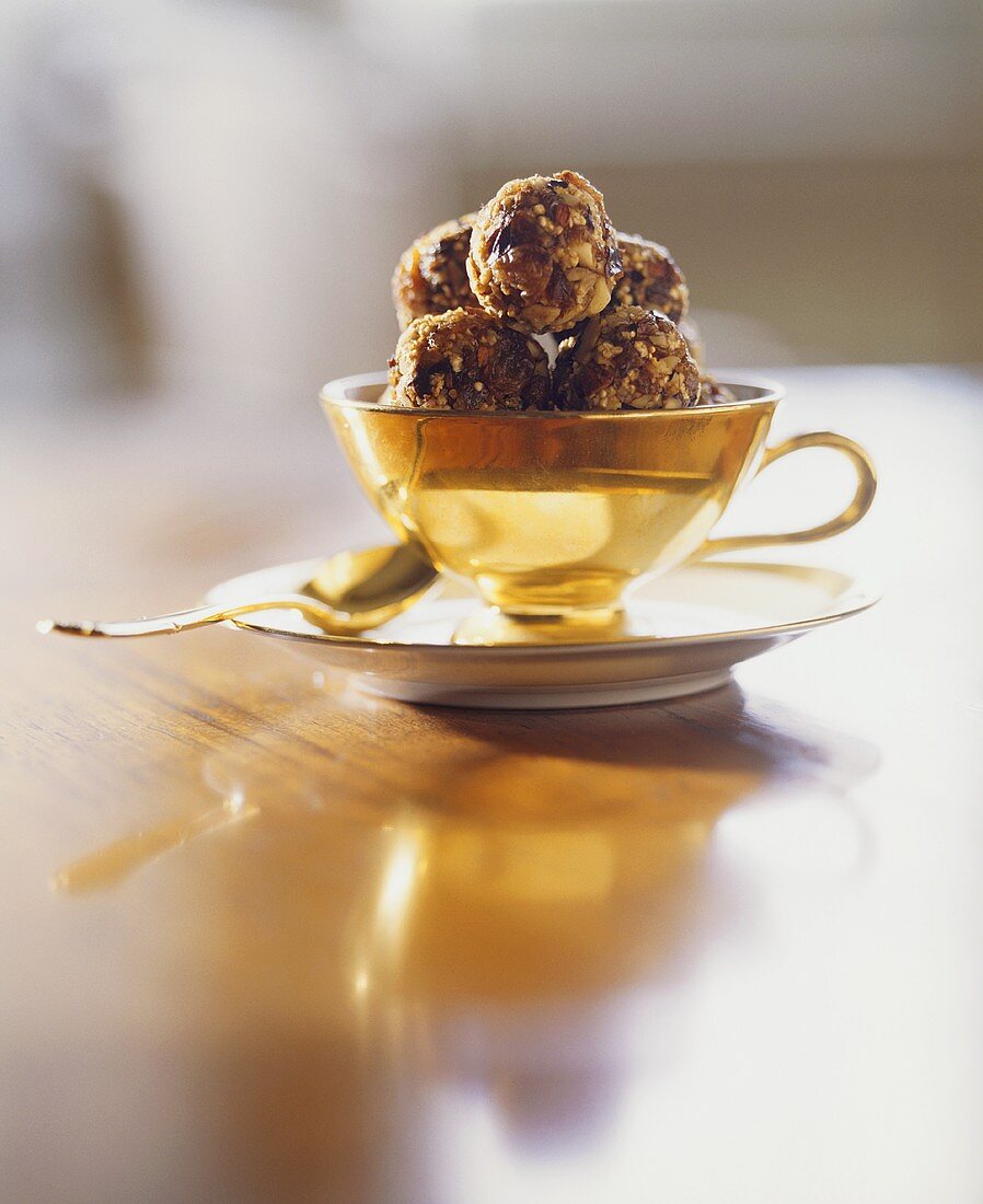 Amarant-Kugeln mit Trockenfrüchten in einer Tasse