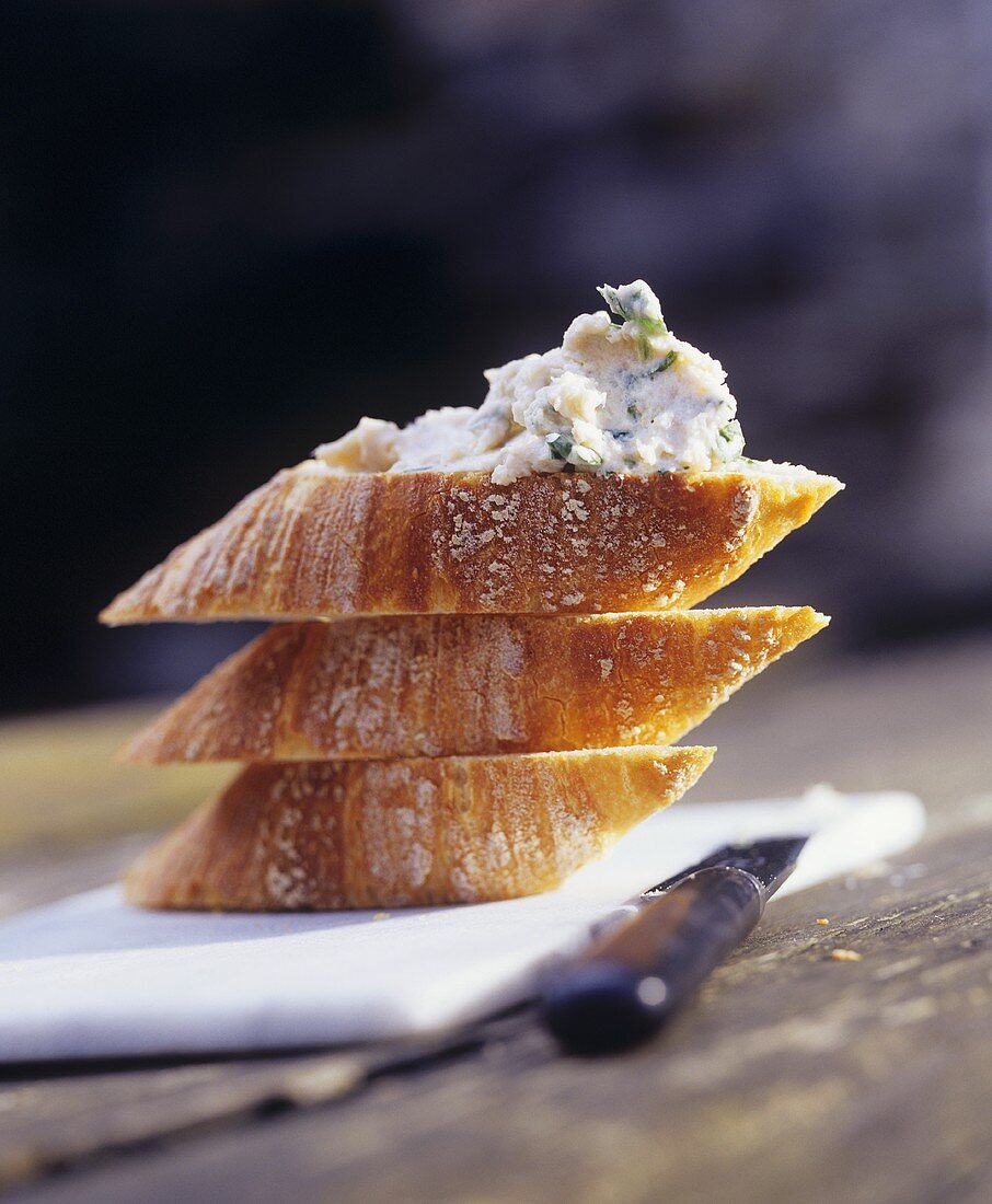 Lachs-Käsecreme auf Baguettescheiben