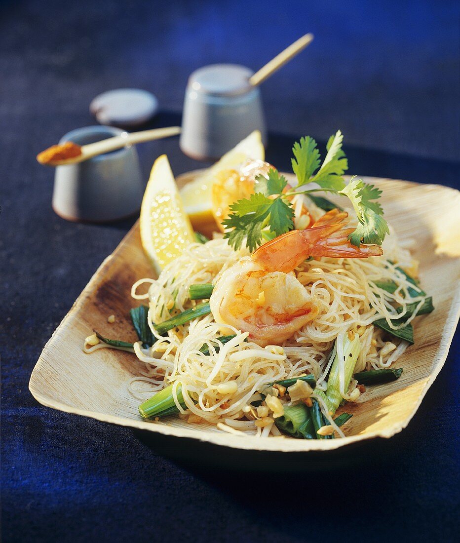 Rice noodles with spring onions, sprouts and prawns