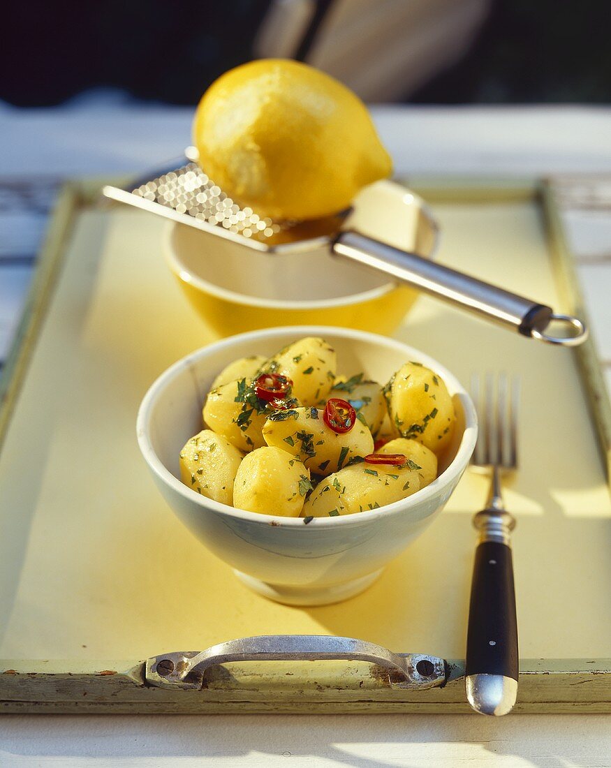 Chili-Petersilien-Kartoffeln und Zitrone