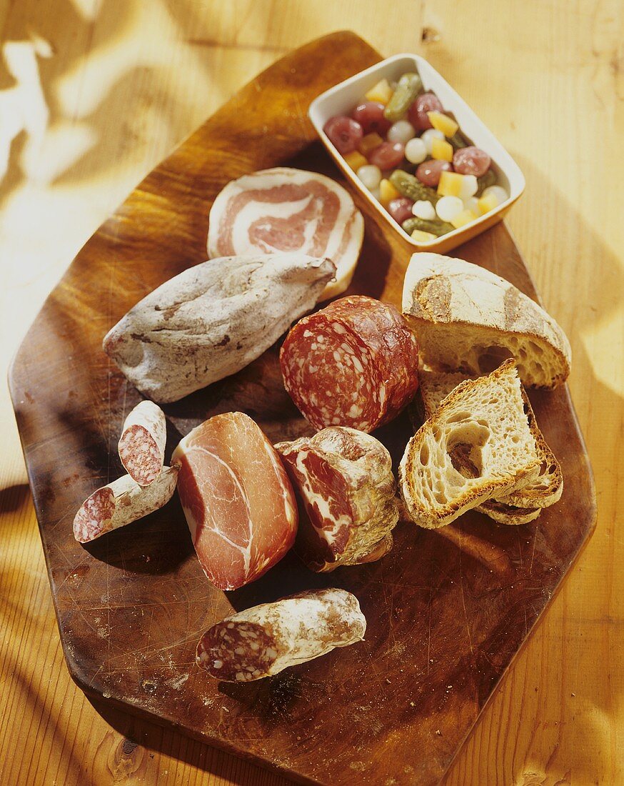 Ticino sausage platter with bread and pickled vegetables