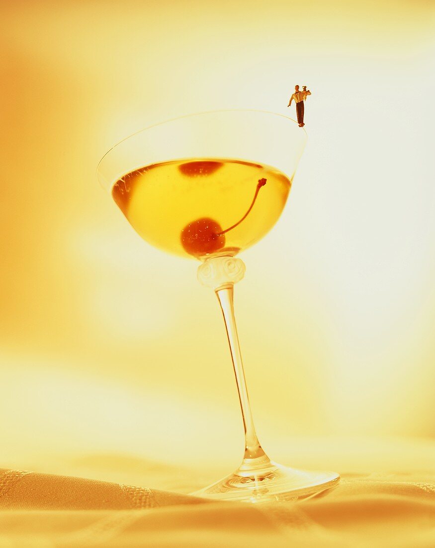 Kellner auf dem Glasrand eines Cocktails