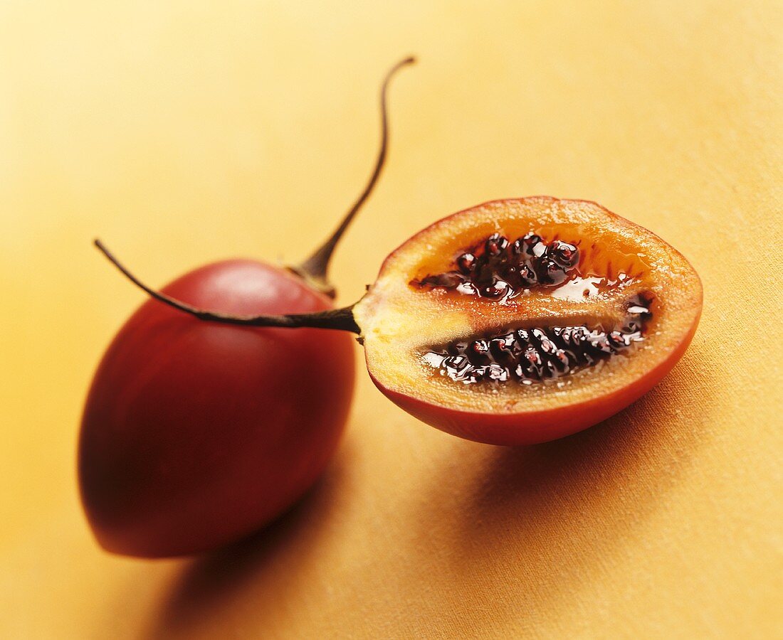 Ganze und halbe Tamarillo