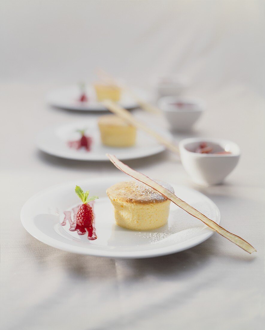 Vanille-Souffles mit Himbeersauce und Rhabarber in Schälchen