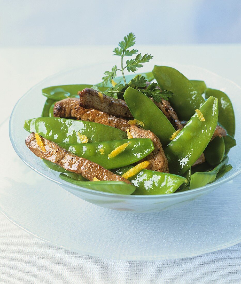 Strips of fried calf's liver with mangetout