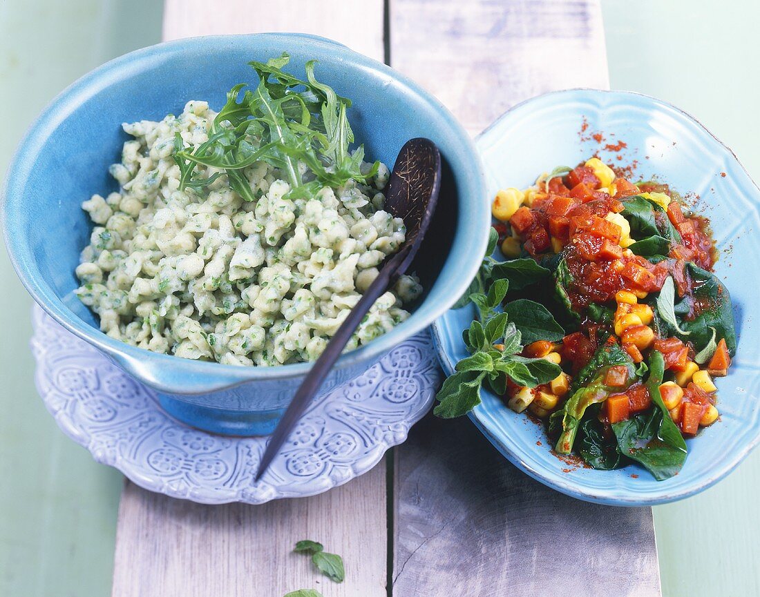 Rucola-Spätzle mit Gemüseragout