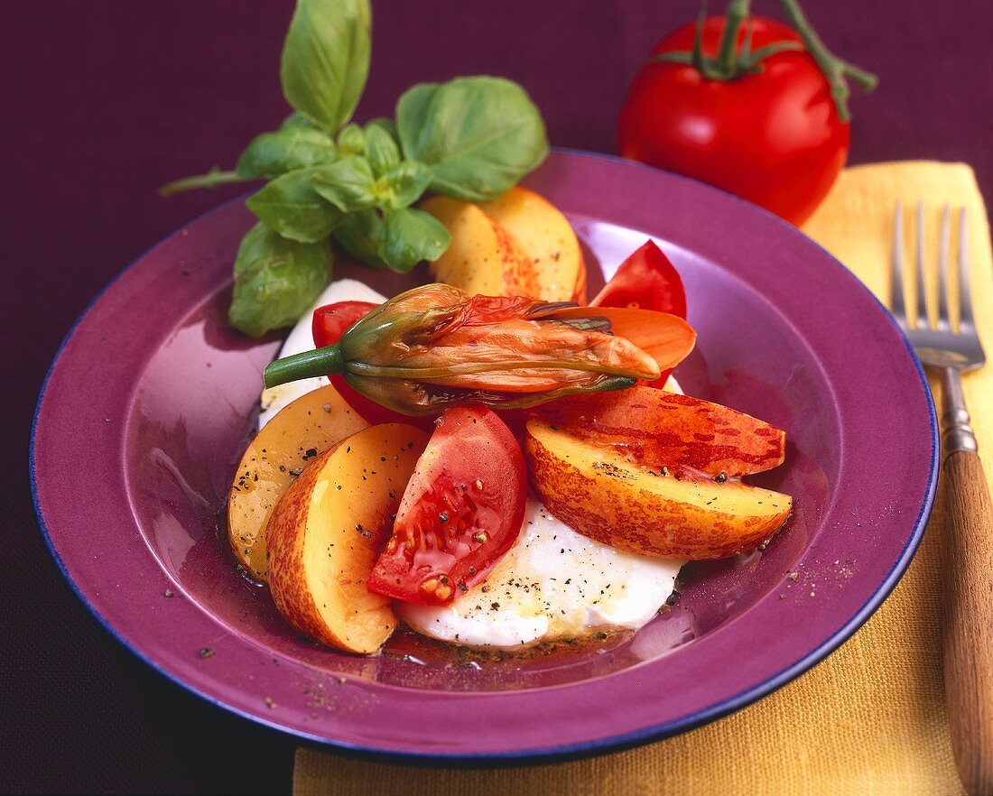 Tomaten-Nektarinensalat mit Mozzarella