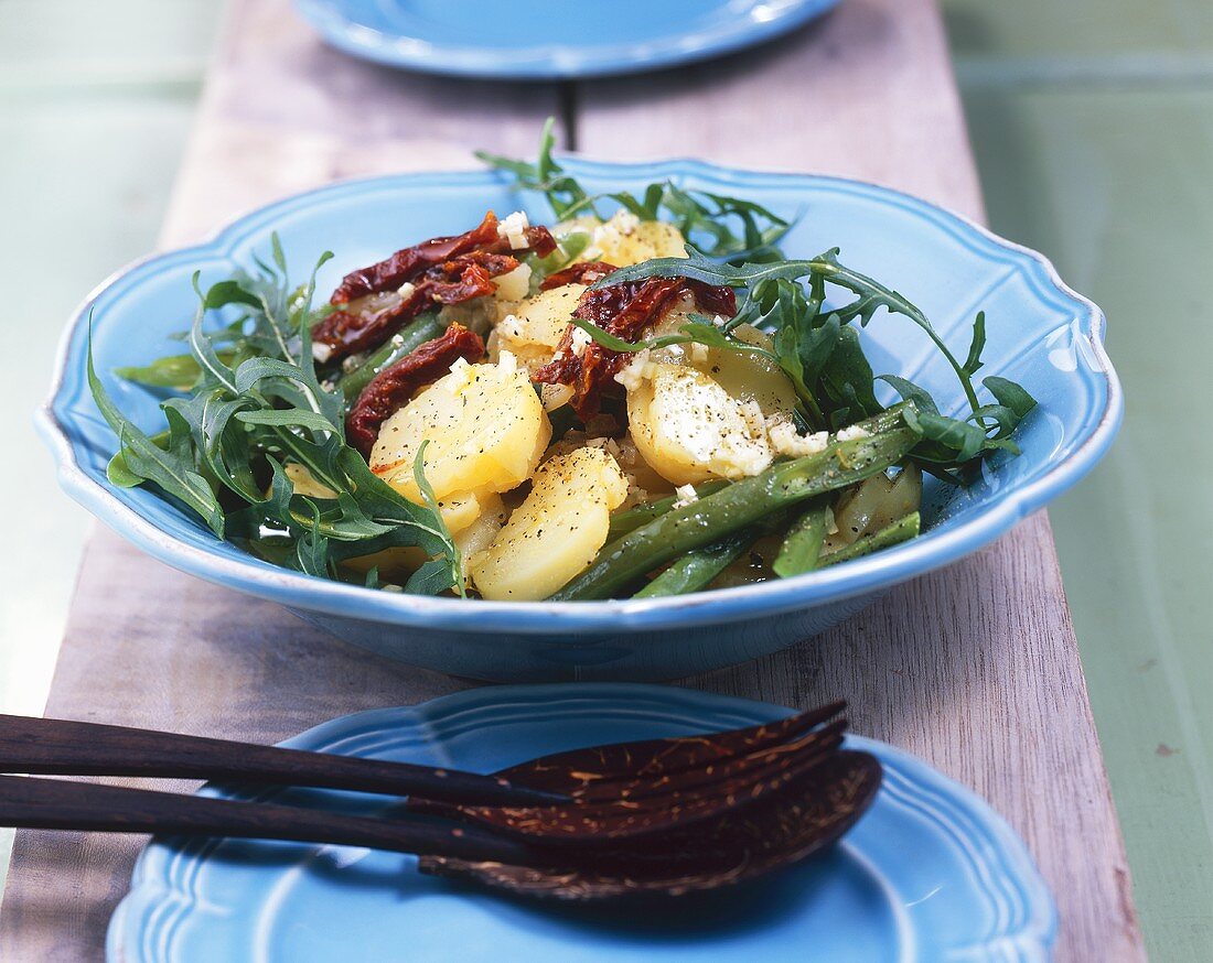 Kartoffelsalat mit Bohnen, Rucola und getrockneten Tomaten