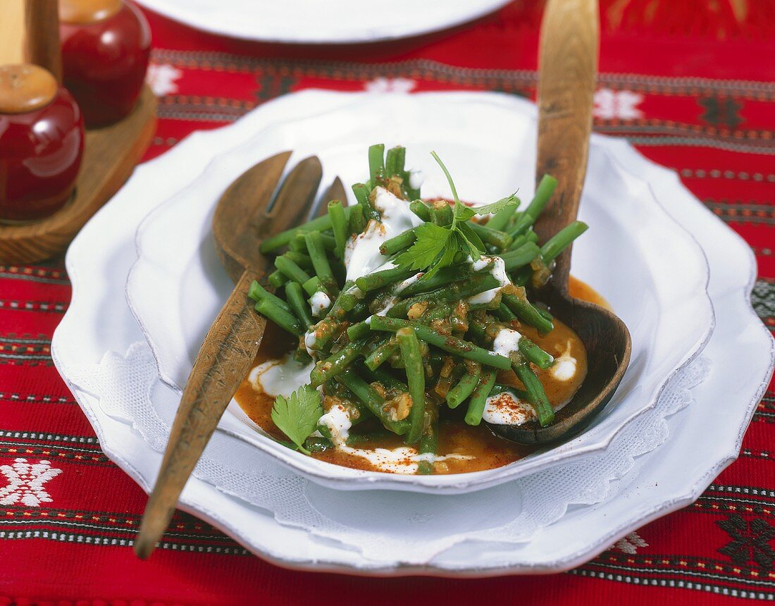 Bohnengemüse mit Paprikapulver und saurer Sahne