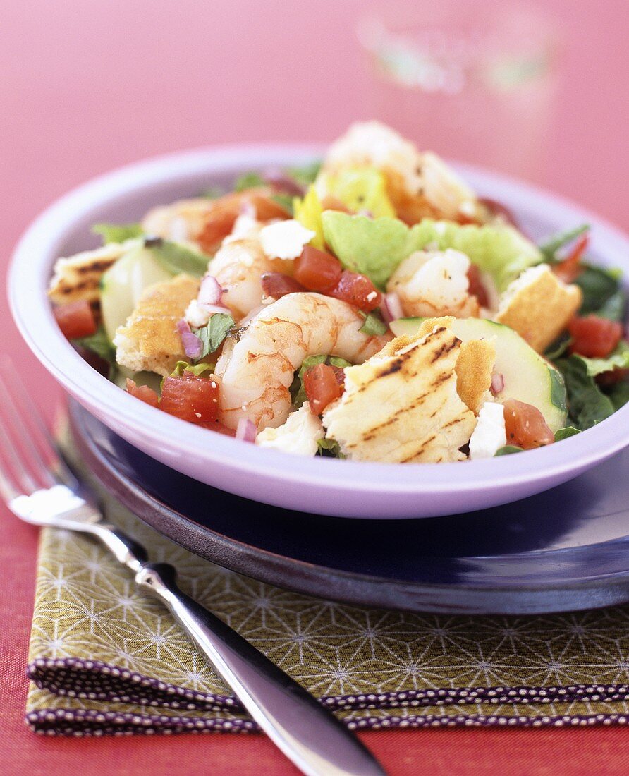 Salad leaves with prawns, tomatoes and pita bread