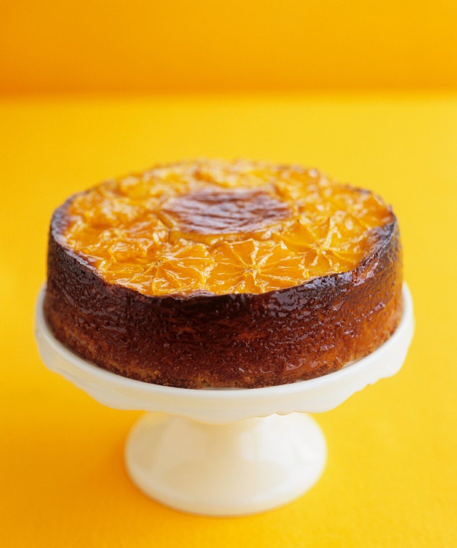 Orangen-Mandelkuchen auf einer Kuchenplatte