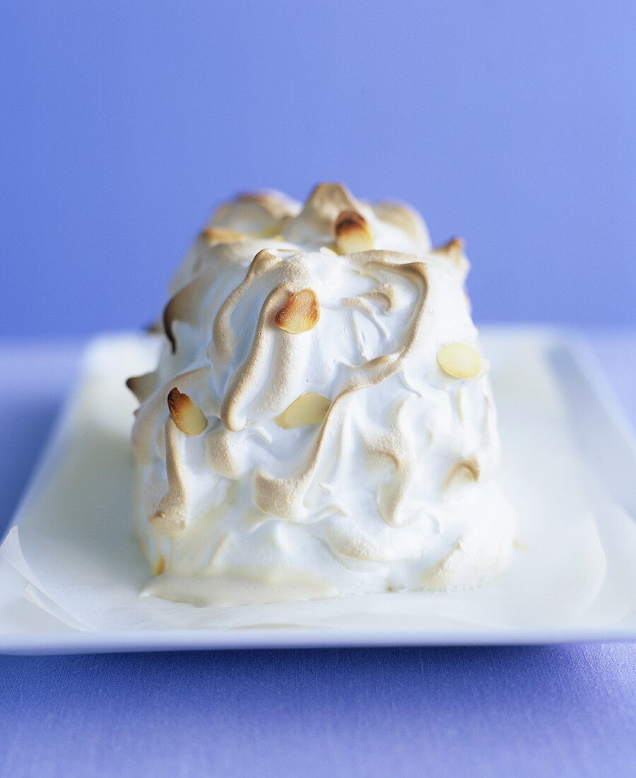 Baked Alaska (Biskuittorte mit Eisfüllung und Baiserhaube)