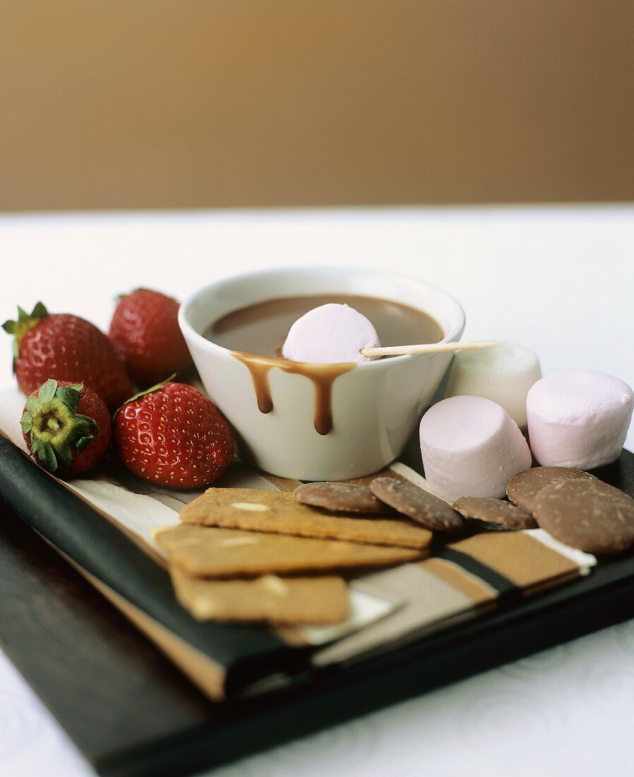 Schokofondue mit Erdbeeren, Marshmallows und Keksen