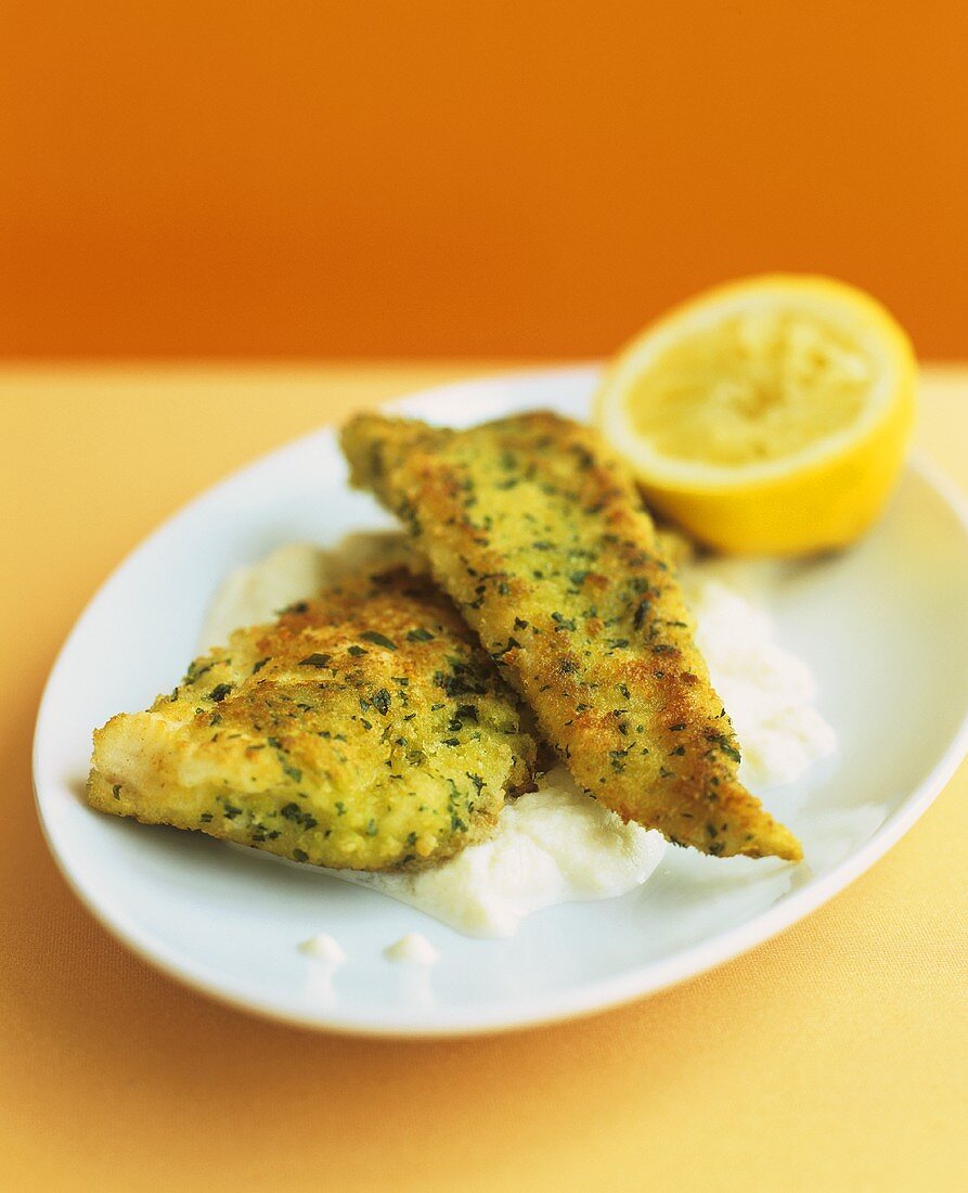 Frittierter Fisch in Kräuterpanade auf Blumenkohlpüree